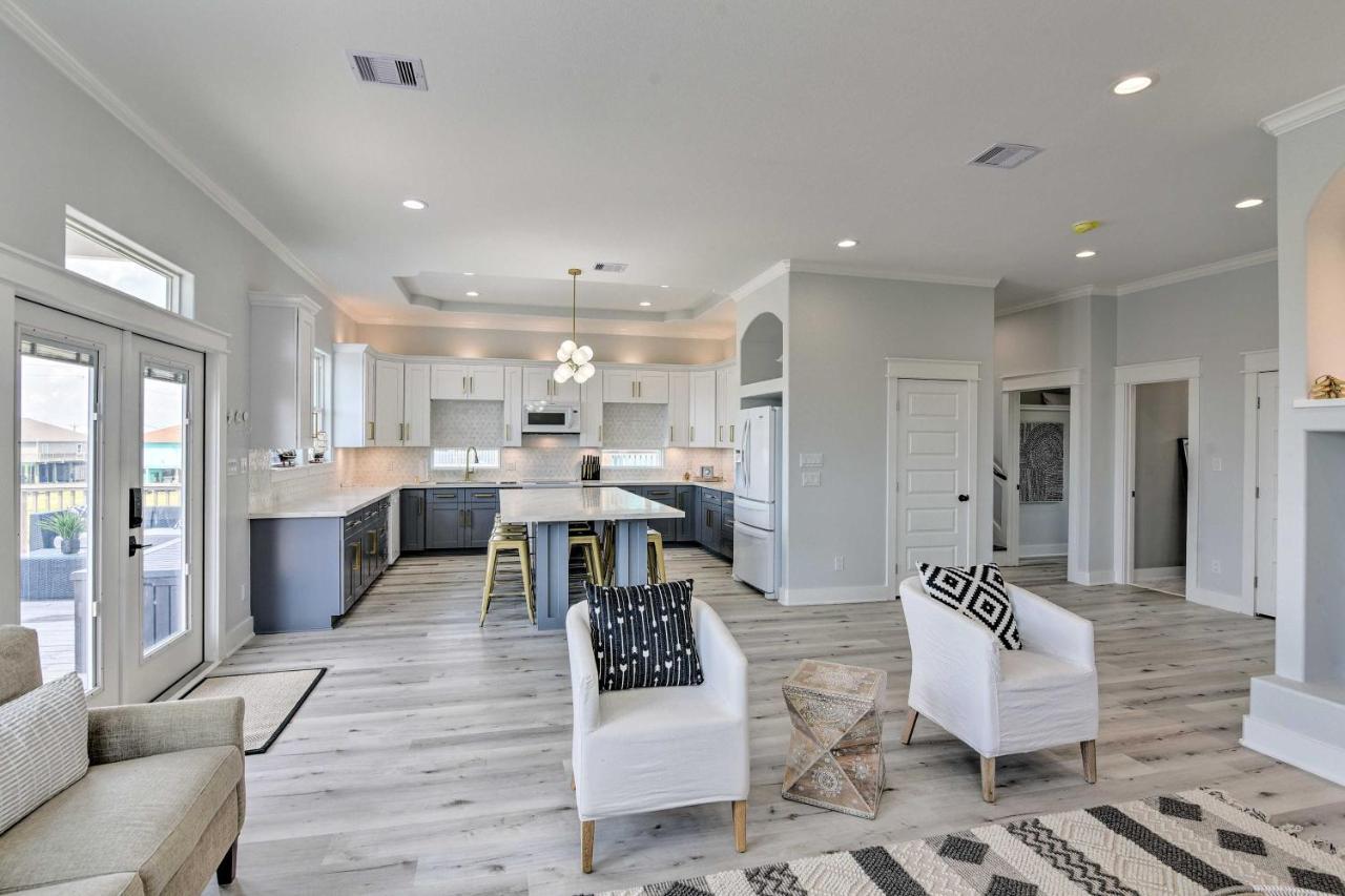 Chic Crystal Beach Escape With Deck - Walk To Beach! Bolivar Peninsula Buitenkant foto