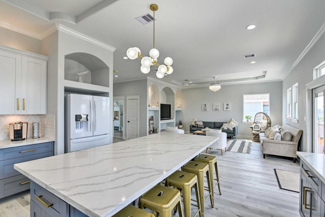 Chic Crystal Beach Escape With Deck - Walk To Beach! Bolivar Peninsula Buitenkant foto