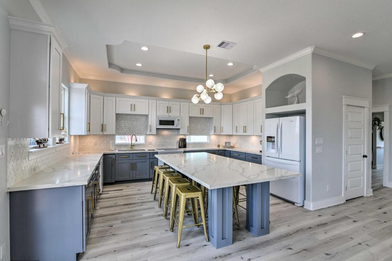 Chic Crystal Beach Escape With Deck - Walk To Beach! Bolivar Peninsula Buitenkant foto