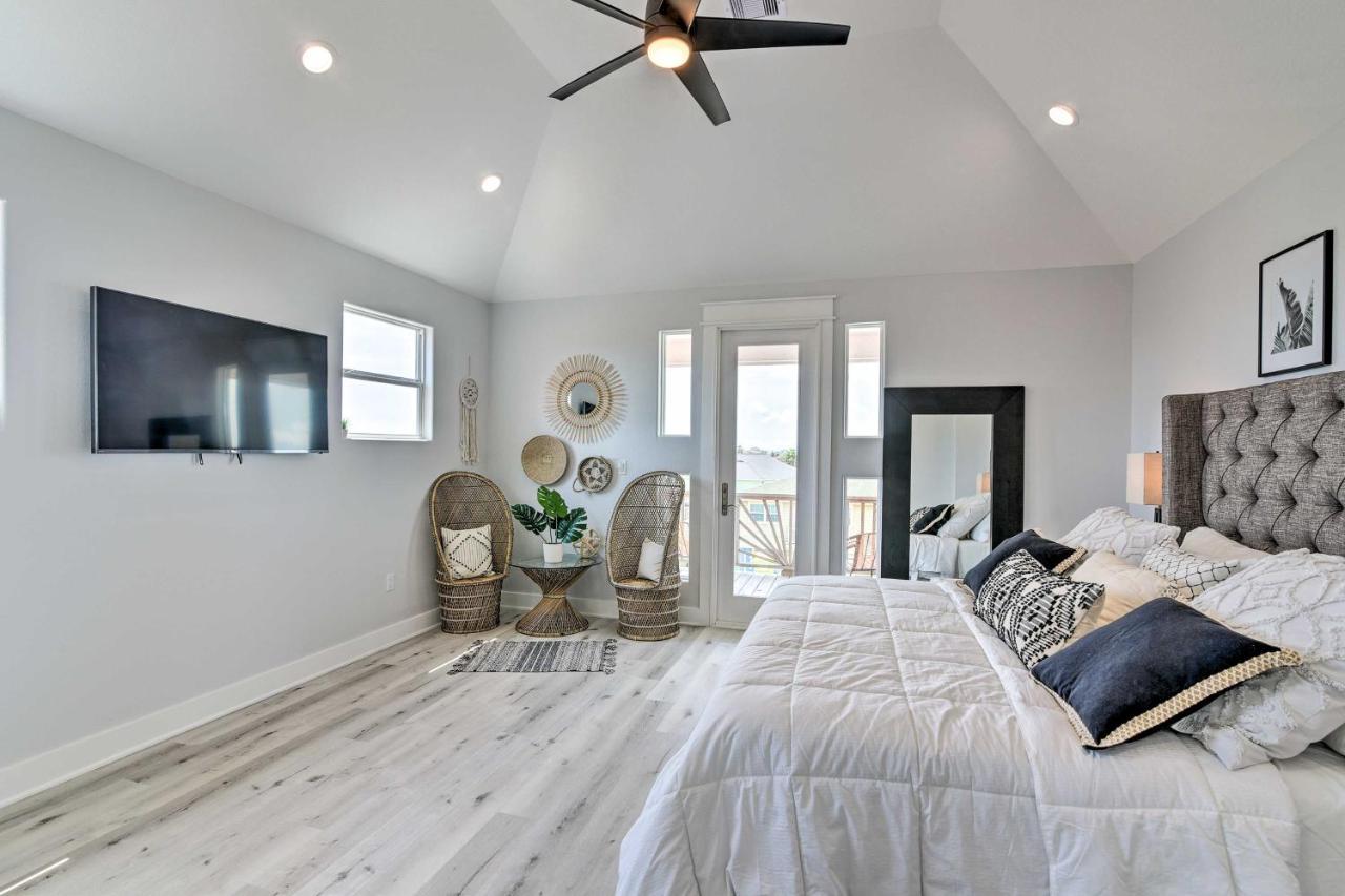Chic Crystal Beach Escape With Deck - Walk To Beach! Bolivar Peninsula Buitenkant foto