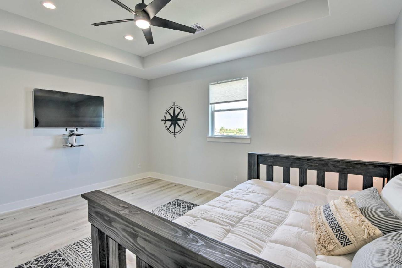 Chic Crystal Beach Escape With Deck - Walk To Beach! Bolivar Peninsula Buitenkant foto
