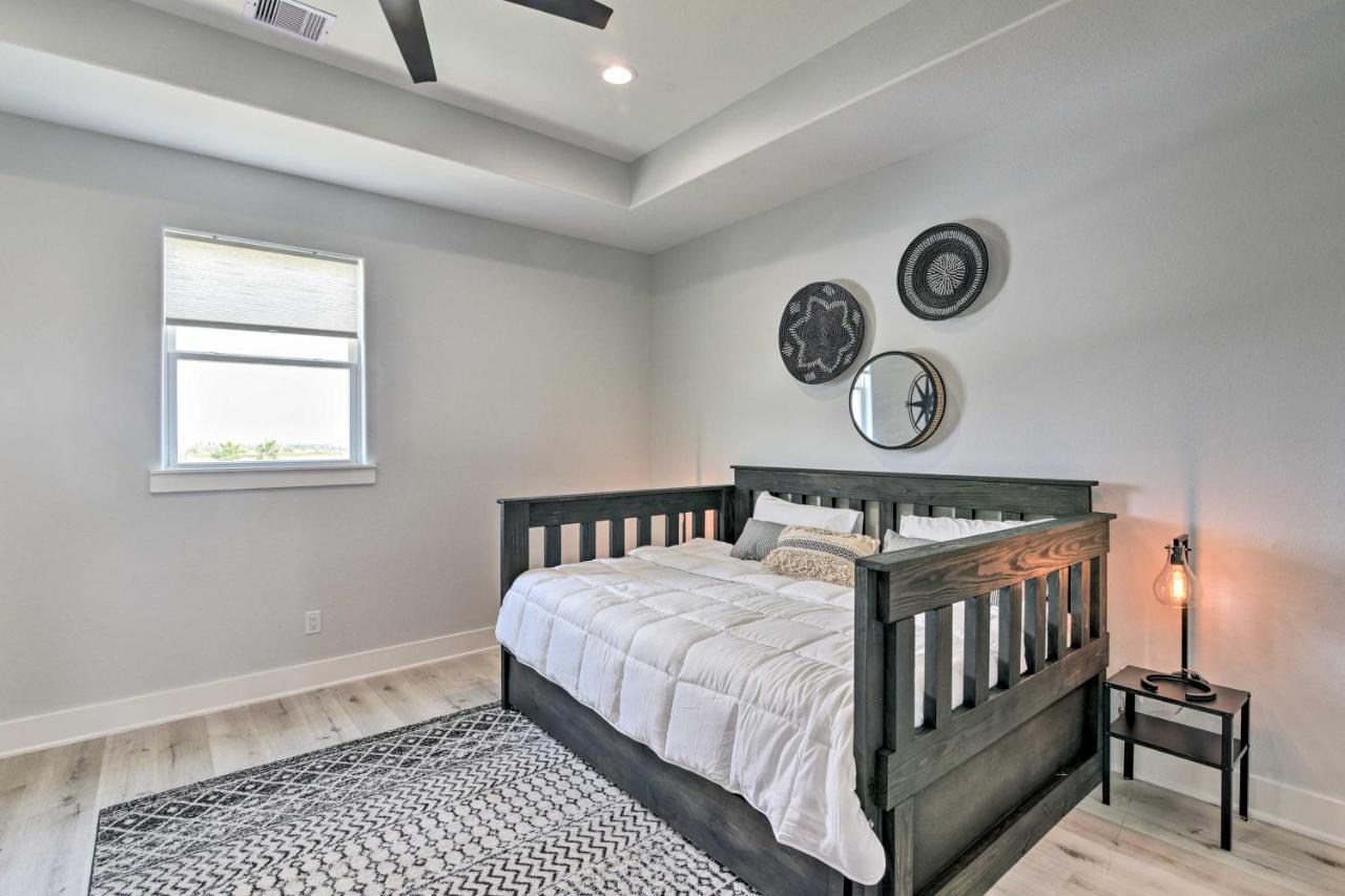 Chic Crystal Beach Escape With Deck - Walk To Beach! Bolivar Peninsula Buitenkant foto